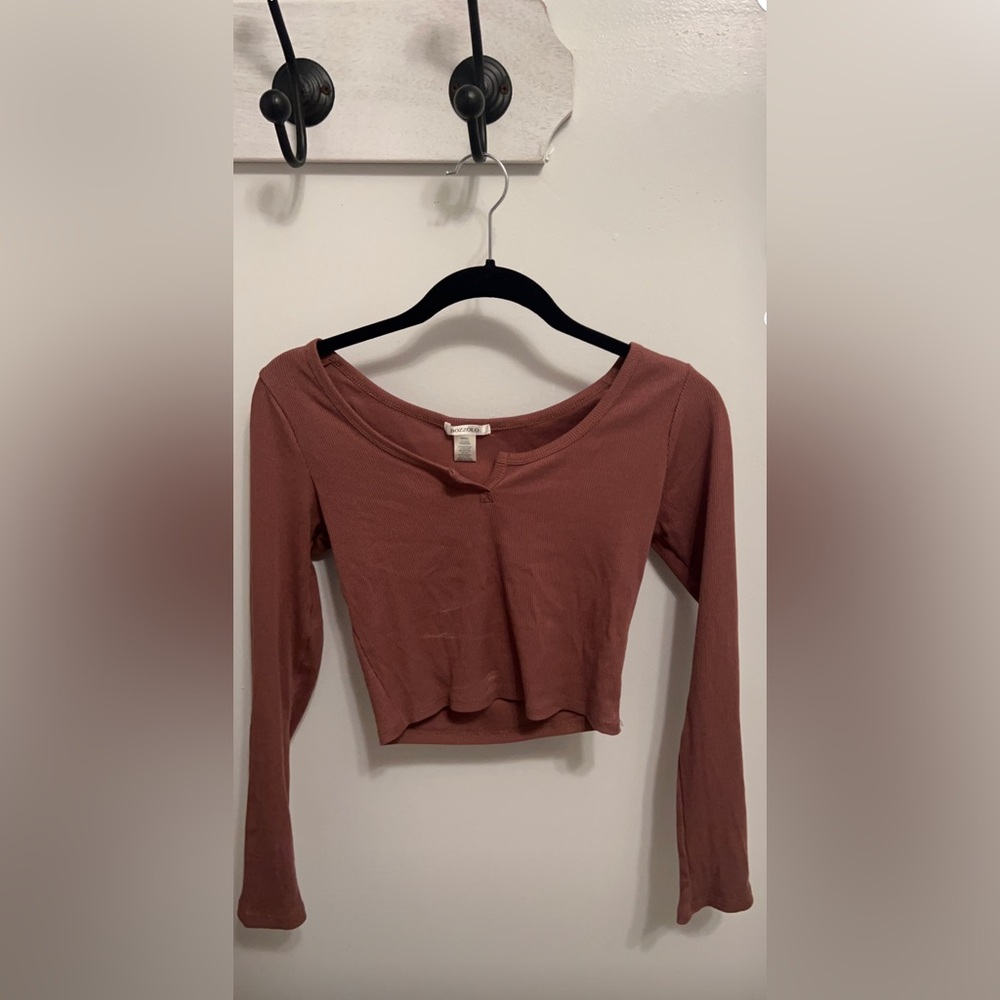 BOZZOLO SOLID RIBBED NOTCH NECK LONGSLEEVE CROP TOP